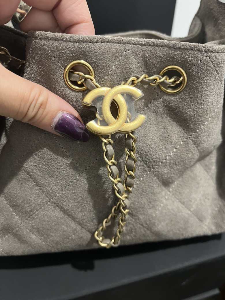 今日珀斯出一个chanel hobo mini 麂皮 出一个chanel hobo mini 麂皮