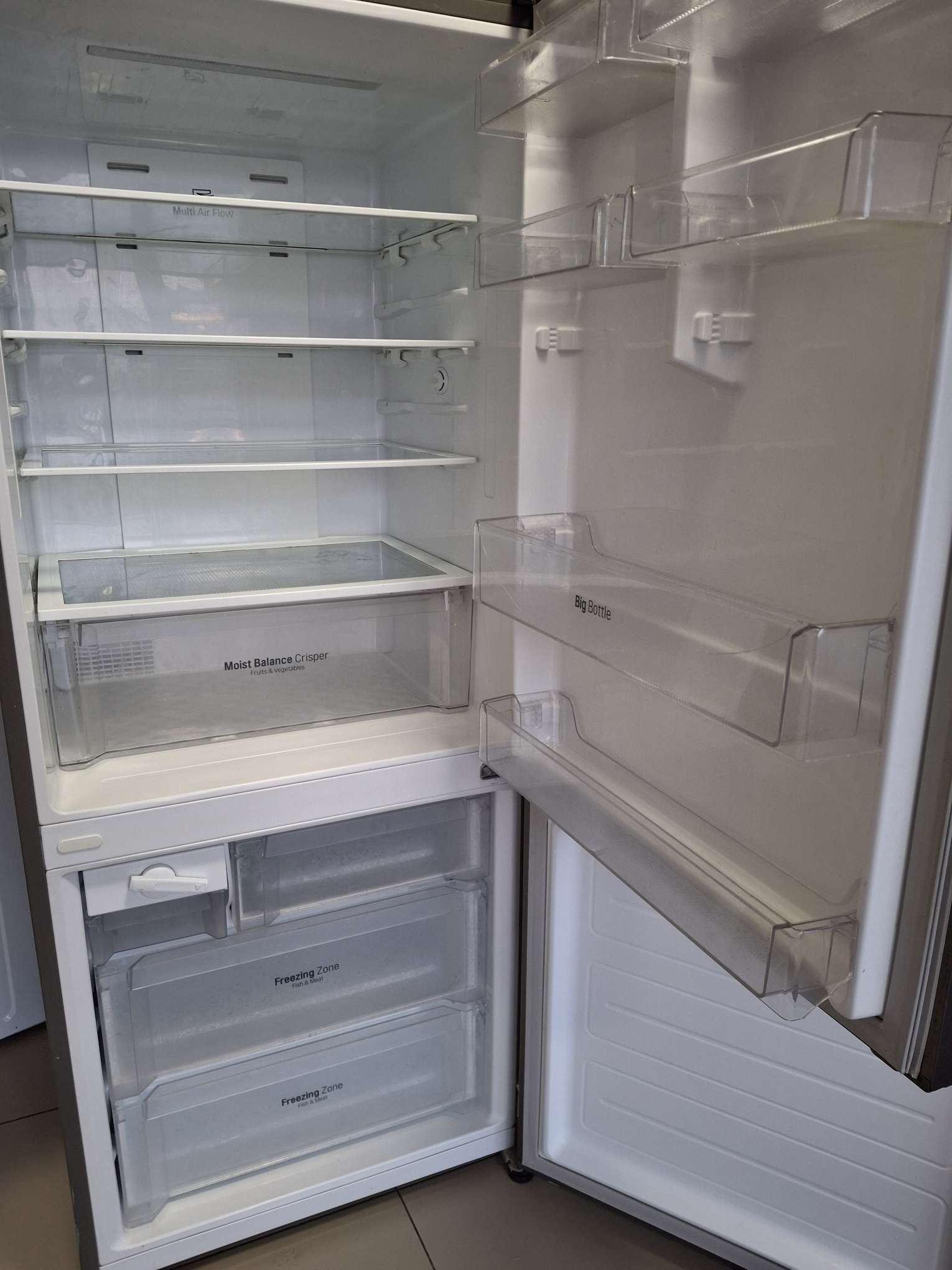 今日珀斯LG 420L Bottom Mount Fridge LG 420L Bottom Mount Fridge
