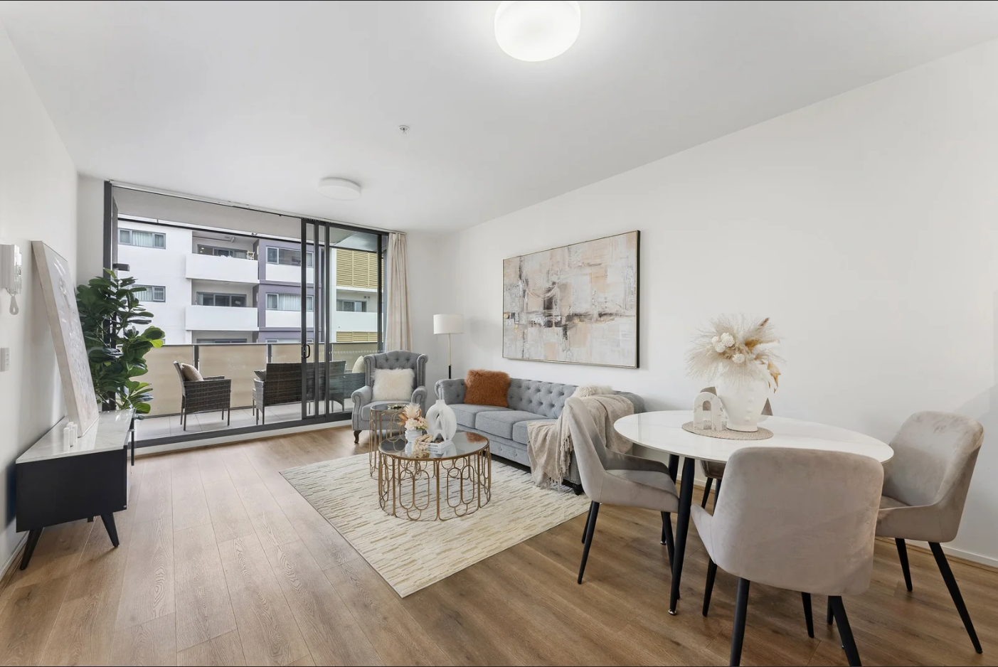 今日珀斯Hurstville 核心地段 步行火车站Westfield 2房2卫带车位 仅830周 Hurstville 核心地段 步行火车站Westfield 2房2卫带车位 仅830周