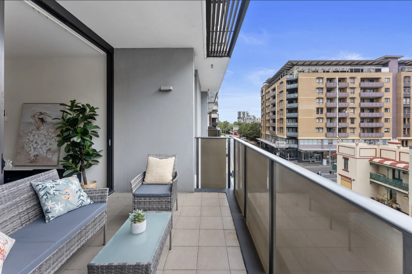 今日珀斯Hurstville 核心地段 步行火车站Westfield 2房2卫带车位 仅830周 Hurstville 核心地段 步行火车站Westfield 2房2卫带车位 仅830周