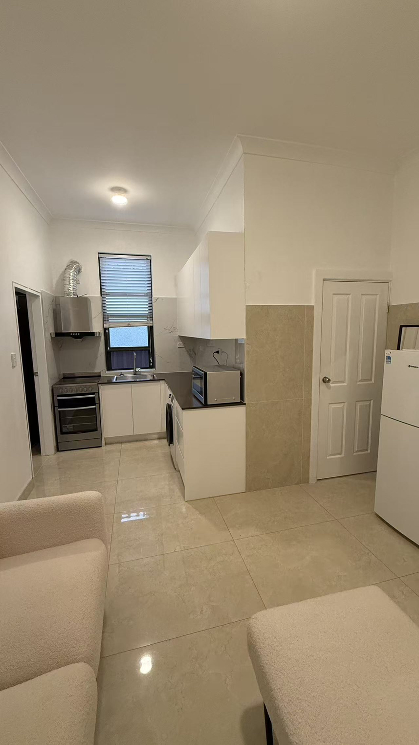 今日墨尔本Burwood 新装修一房一卫 granny flat 近一切设施 Burwood 新装修一房一卫 granny flat 近一切设施