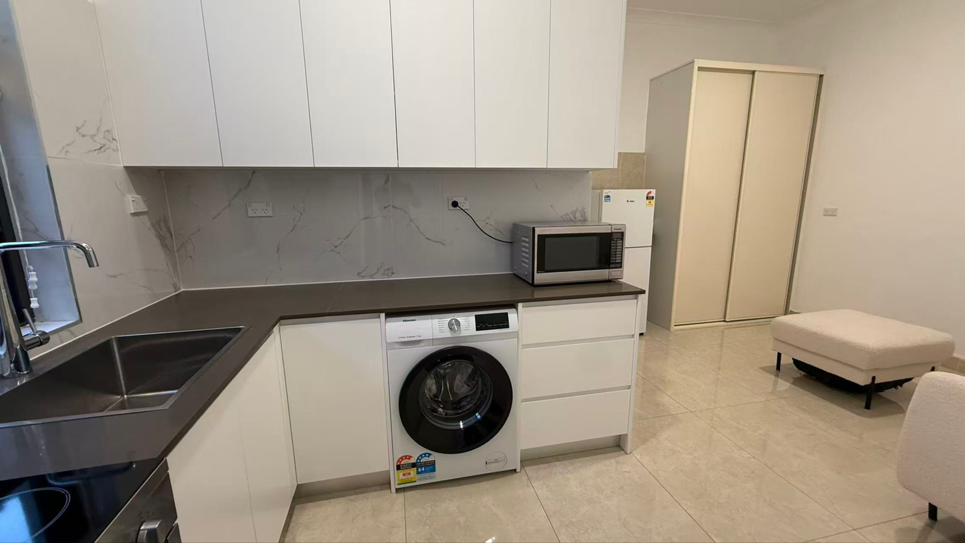 今日墨尔本Burwood 新装修一房一卫 granny flat 近一切设施 Burwood 新装修一房一卫 granny flat 近一切设施