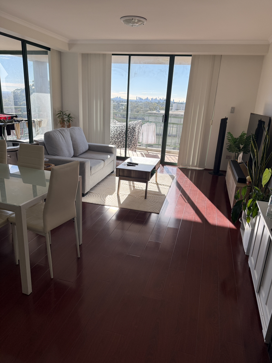 今日卧龙岗Hurstville 包bill走路1分钟westfield4分钟火车站超大apartment次卧招一女生 Hurstville 包bill走路1分钟westfield4分钟火车站超大apartment次卧招一女生