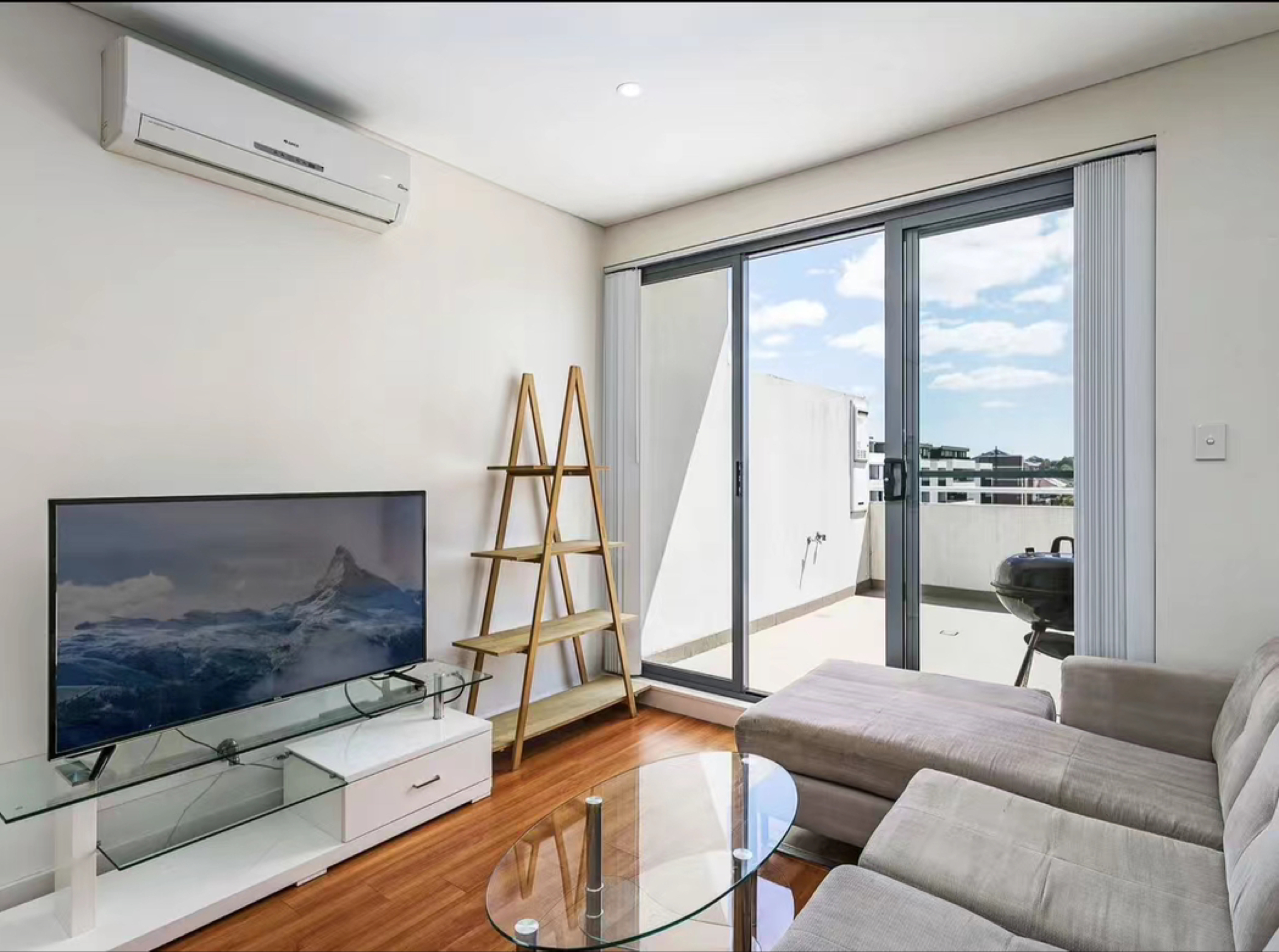 今日卧龙岗Wolli Creek 三室两卫 客厅空调3台移动空调 提供家具家电 Wolli Creek 三室两卫 客厅空调3台移动空调 提供家具家电