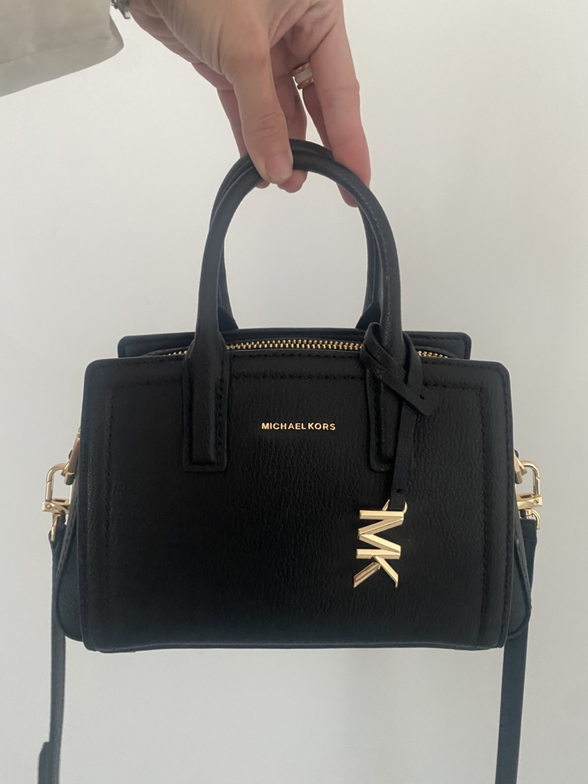 今日悉尼原价359全新全套 MICHAEL KORS 女生包包 带发票 David Jones 原价359全新全套 MICHAEL KORS 女生包包 带发票 David Jones