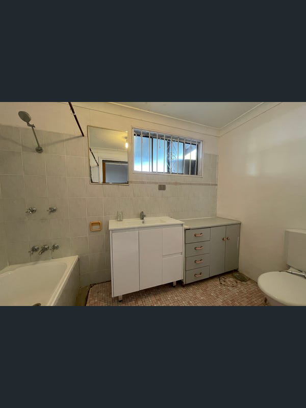 今日悉尼Glenfield 全新翻新四房住宅步行约300米即可到Guildford火车站及商业中心 Glenfield 全新翻新四房住宅步行约300米即可到Guildford火车站及商业中心