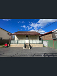 Glenfield 全新翻新四房住宅步行约300米即可到Guildford火车站及商业中心