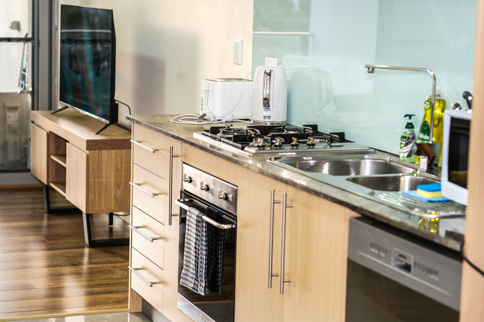 今日悉尼Wolli Creek 精致全家具3b2b整租 1300周 Wolli Creek 精致全家具3b2b整租 1300周