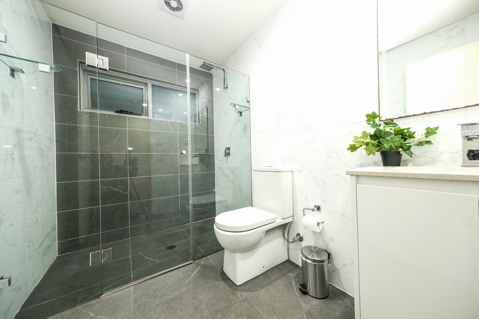 今日悉尼Wolli Creek 精致全家具3b2b整租 1300周 Wolli Creek 精致全家具3b2b整租 1300周