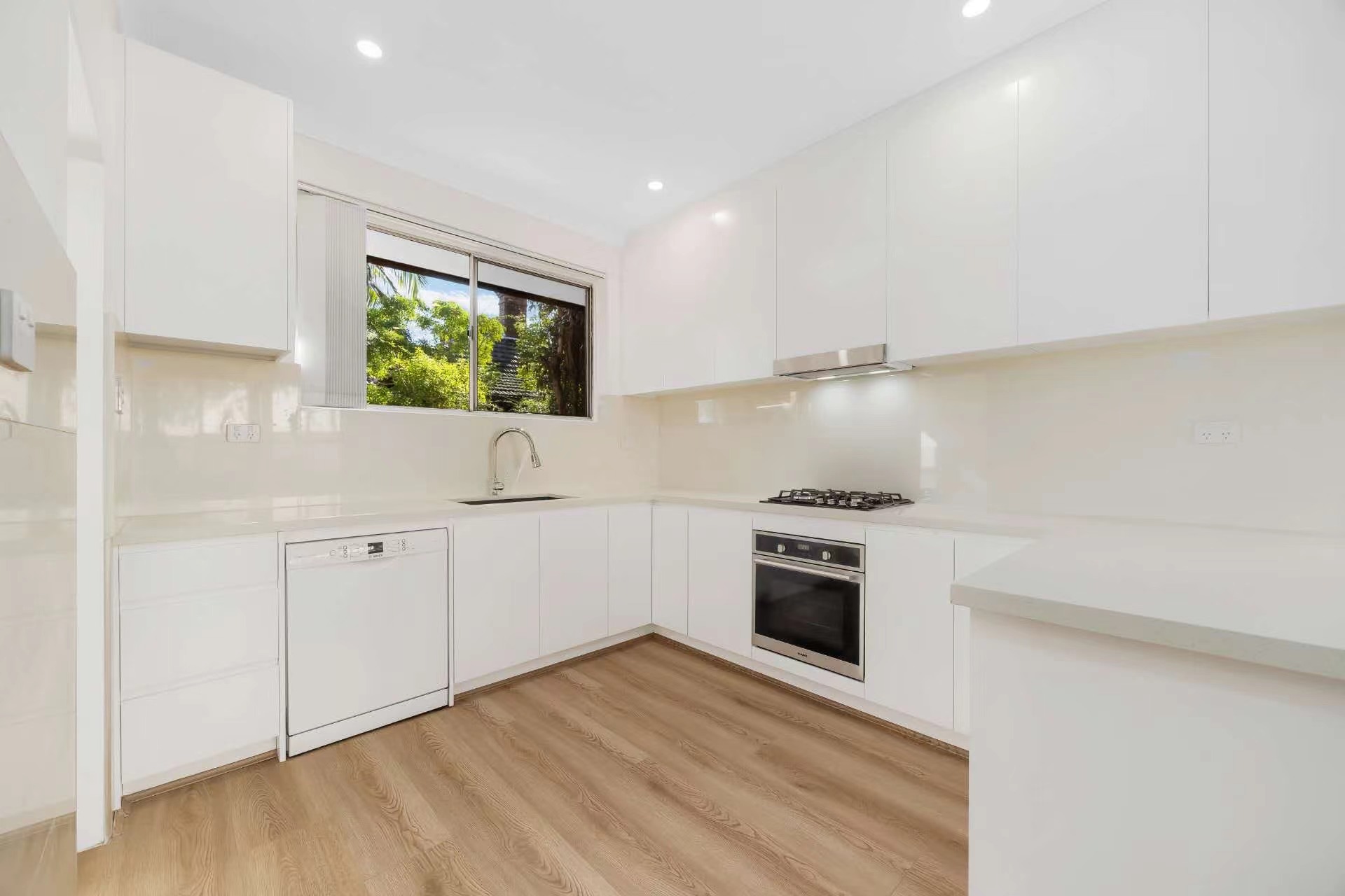 今日纽卡素Hurstville 优质联排别墅出租 2房Villa 安静街道 Hurstville 优质联排别墅出租 2房Villa 安静街道