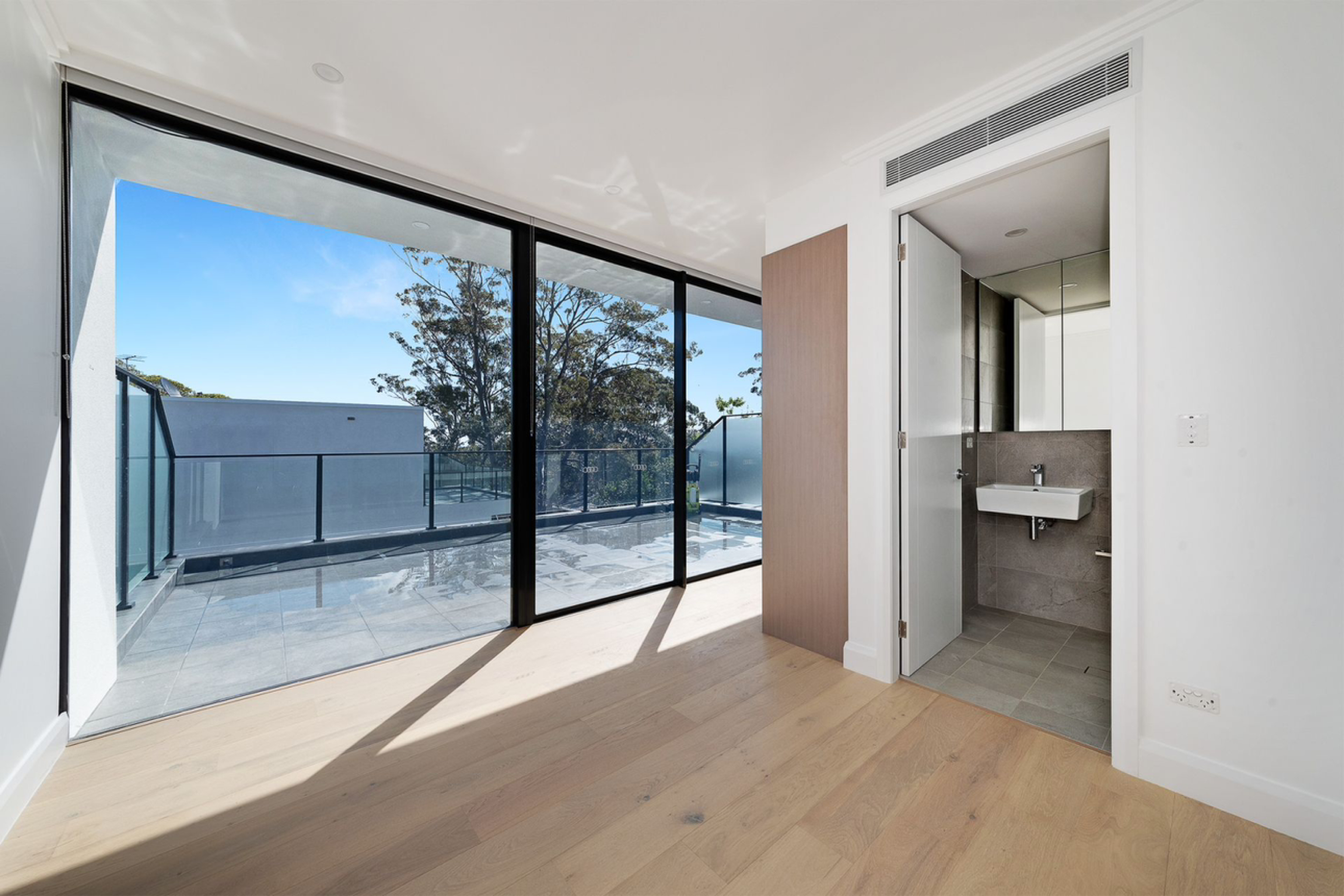 今日悉尼Lane Cove Lane cove 中心3房两卫townhouse整租 Lane Cove Lane cove 中心3房两卫townhouse整租