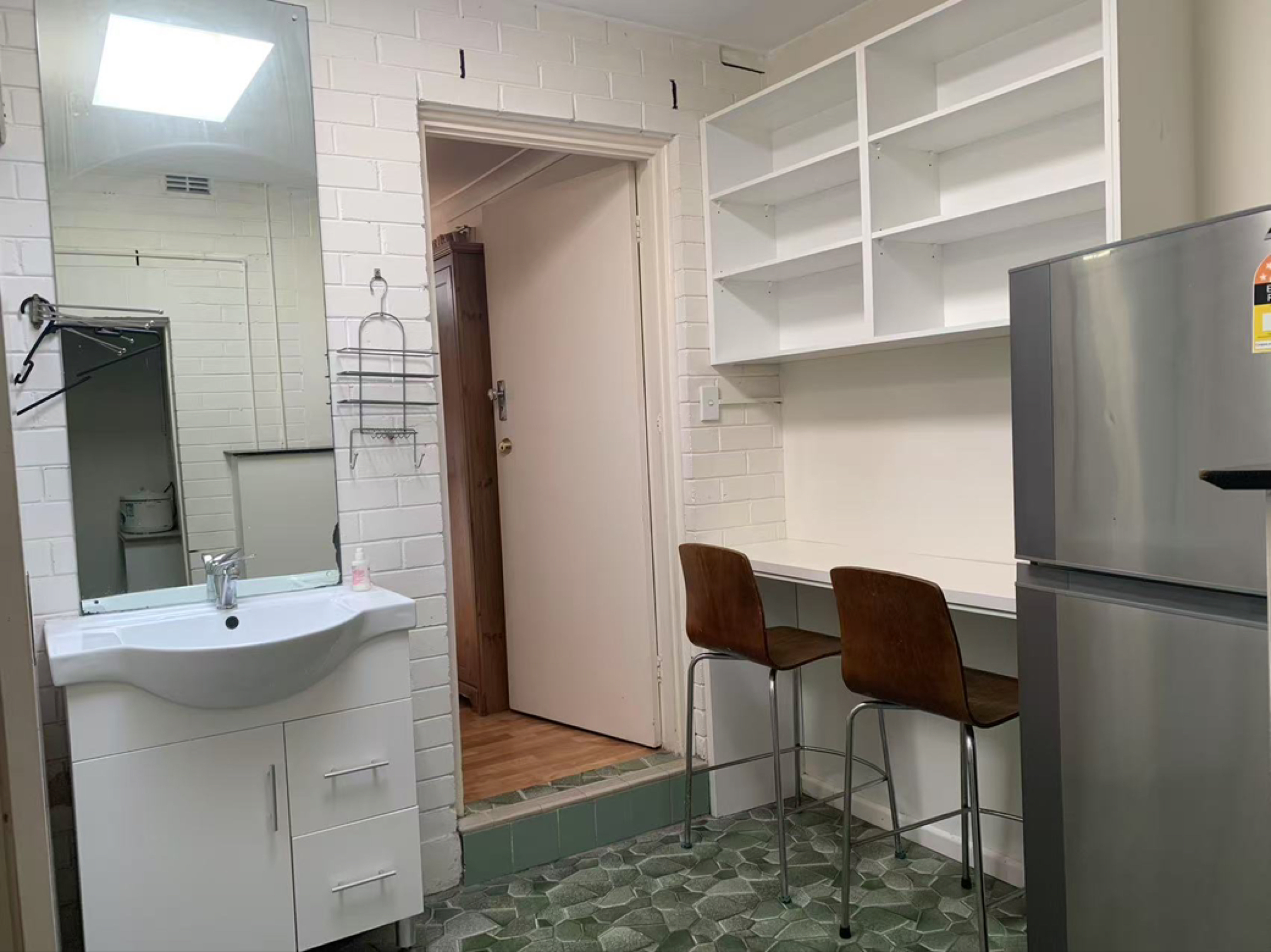 今日悉尼Kingsgrove 宽敞明亮距离火车站8分钟走路距离granny studio出租 Kingsgrove 宽敞明亮距离火车站8分钟走路距离granny studio出租