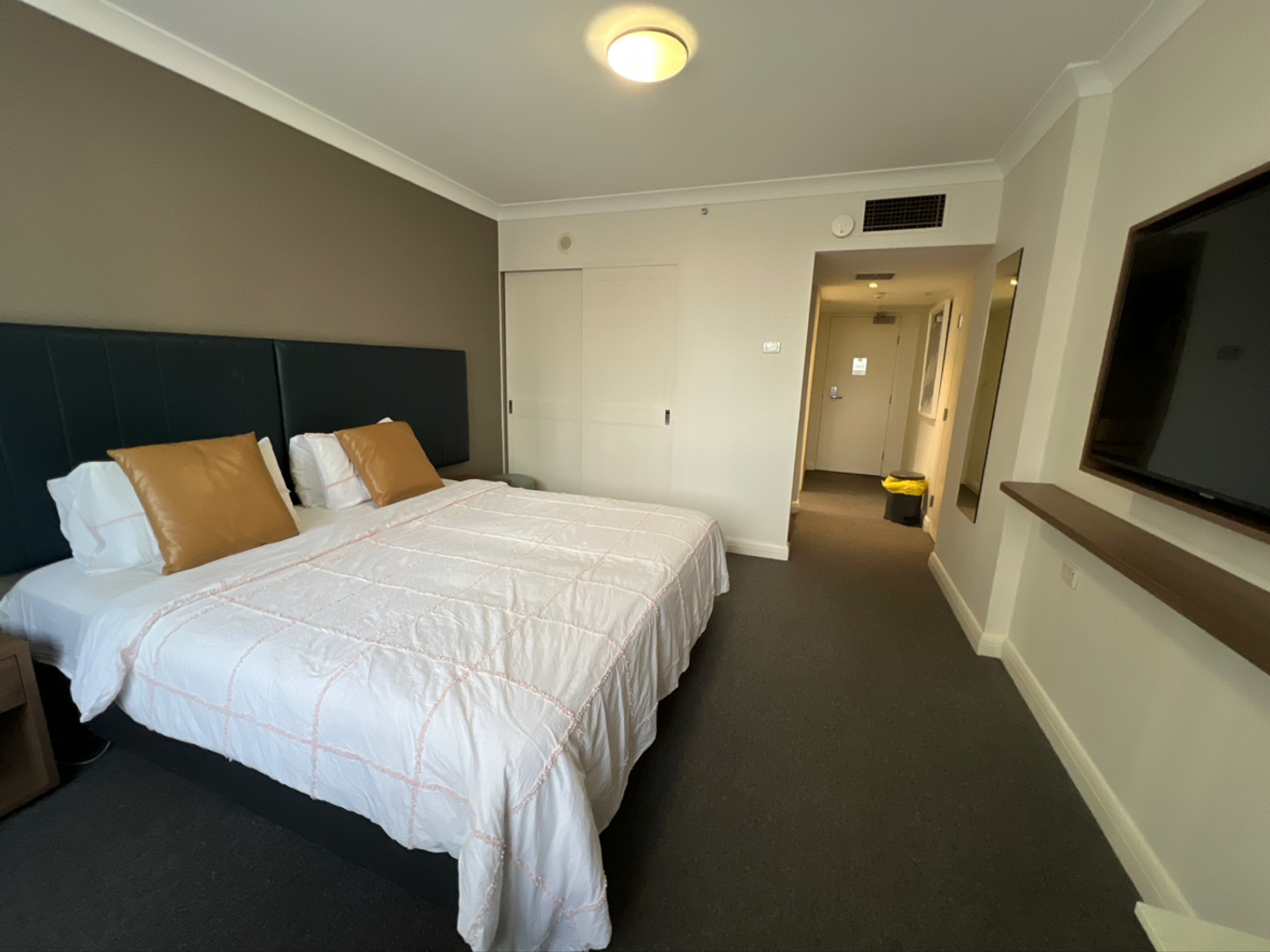 今日悉尼Chatswood 拎包入住包家具Bill大床Studio Chatswood 拎包入住包家具Bill大床Studio