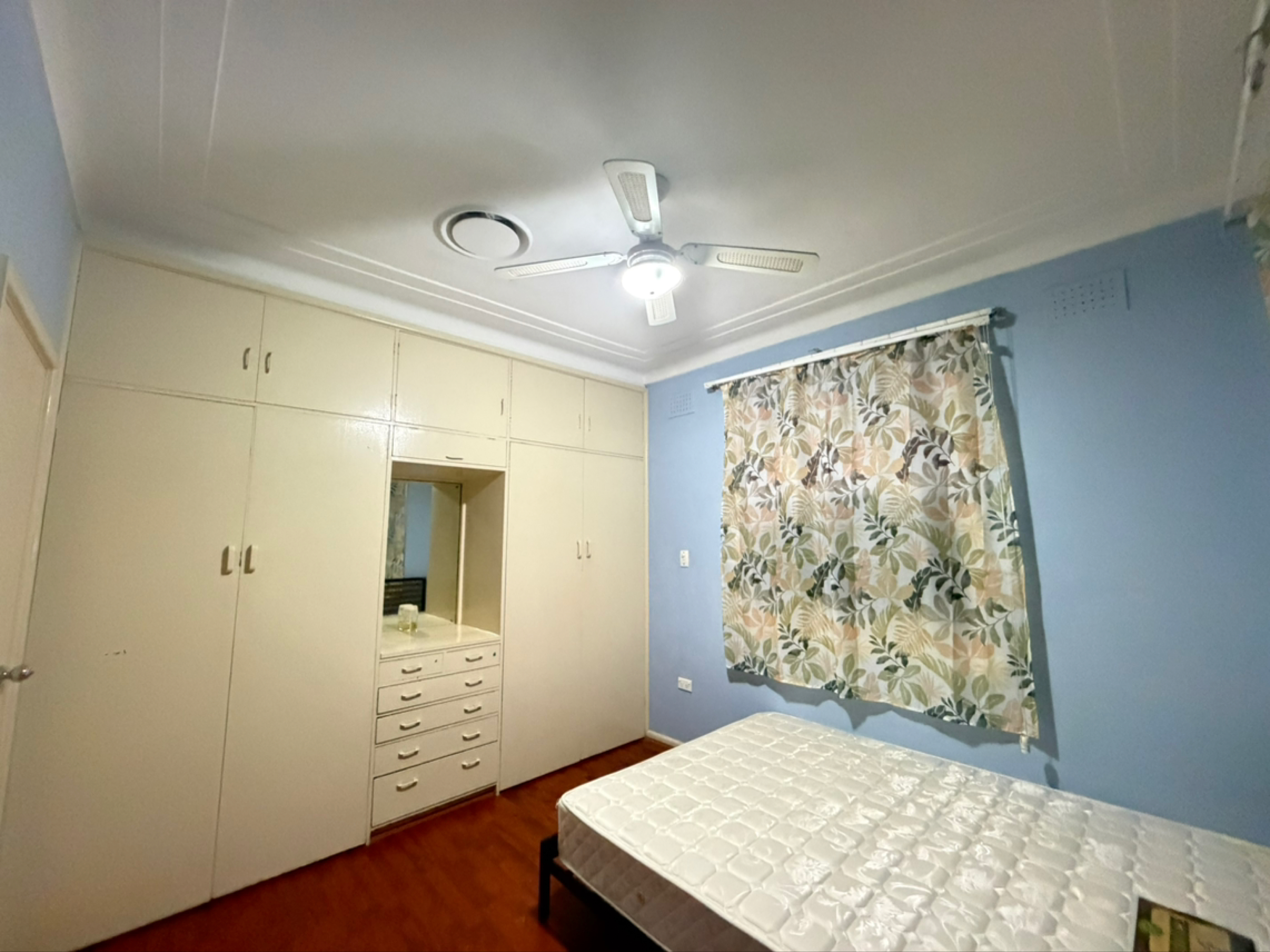 今日悉尼Burwood 单房出租包水电煤租期到11月 Burwood 单房出租包水电煤租期到11月