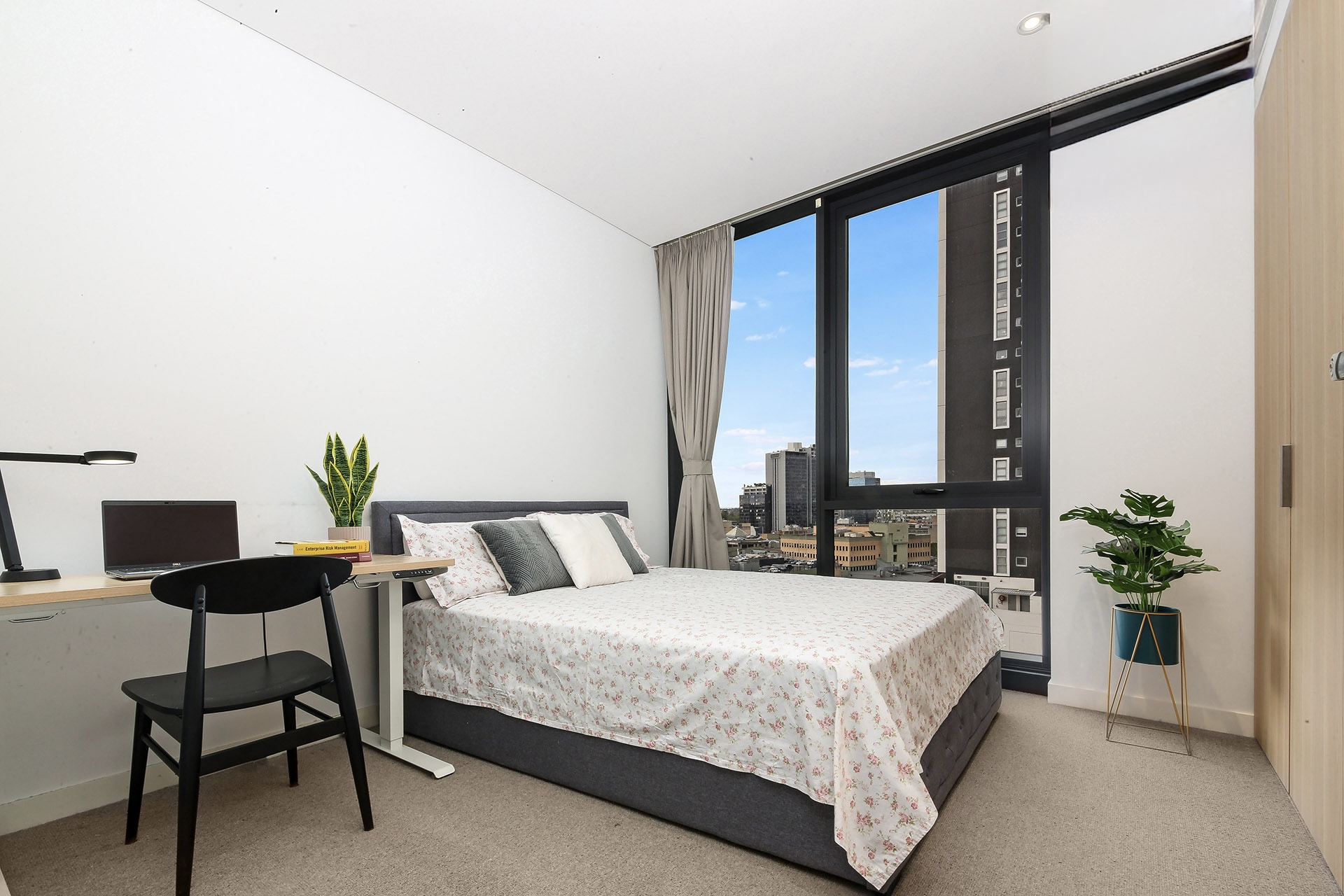 今日堪培拉Parramatta 市中心 东北朝向高层景观 全套家具两房 拎包入住 Parramatta 市中心 东北朝向高层景观 全套家具两房 拎包入住