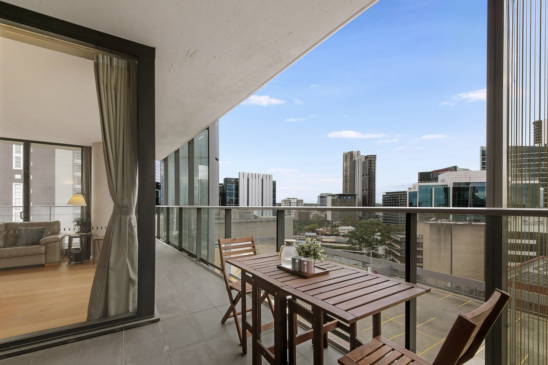 今日堪培拉Parramatta 市中心 东北朝向高层景观 全套家具两房 拎包入住 Parramatta 市中心 东北朝向高层景观 全套家具两房 拎包入住