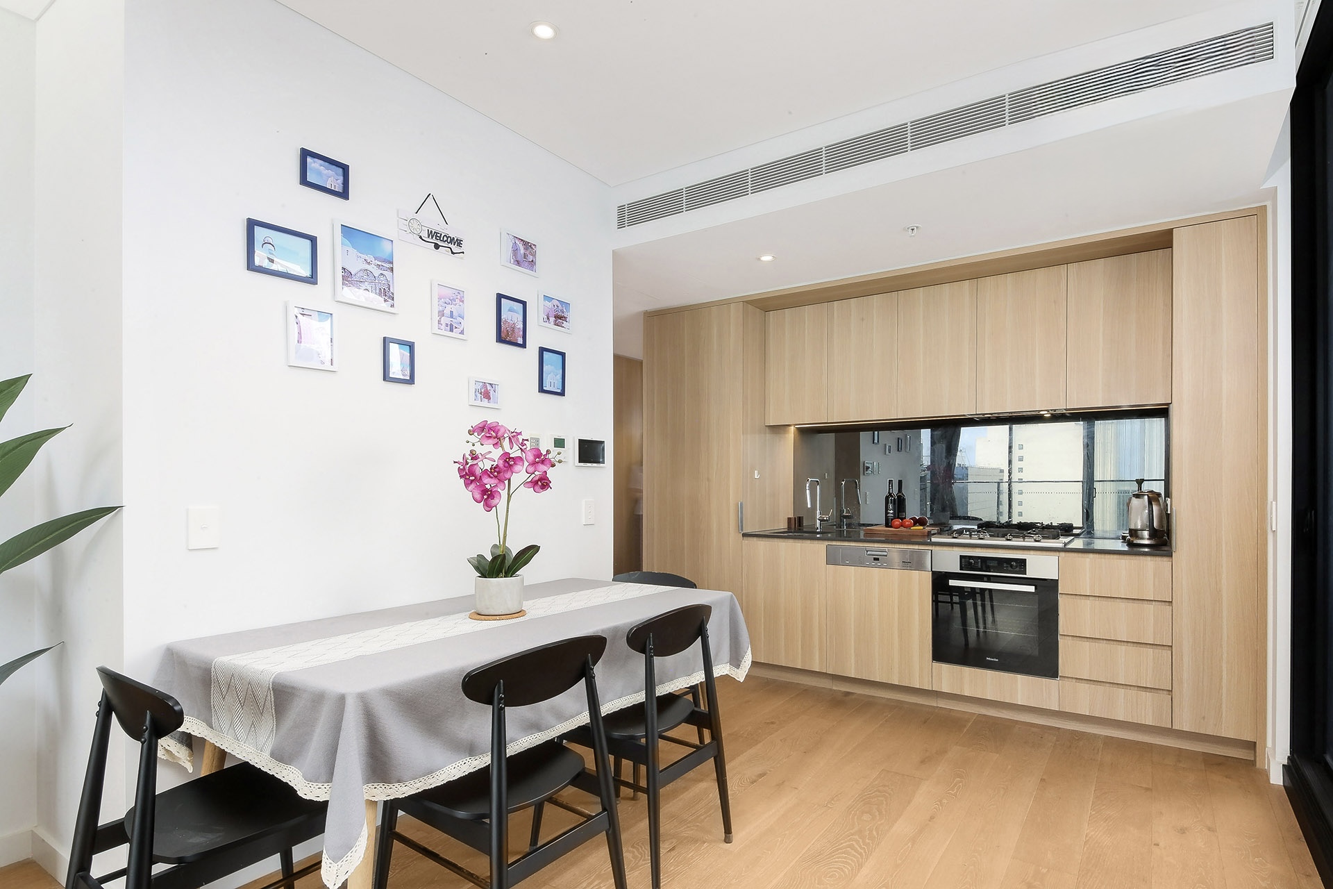 今日堪培拉Parramatta 市中心 东北朝向高层景观 全套家具两房 拎包入住 Parramatta 市中心 东北朝向高层景观 全套家具两房 拎包入住