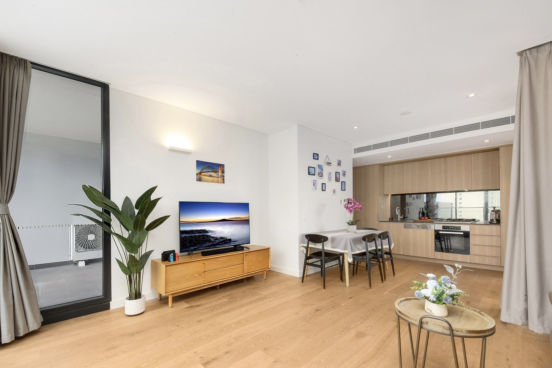 今日堪培拉Parramatta 市中心 东北朝向高层景观 全套家具两房 拎包入住 Parramatta 市中心 东北朝向高层景观 全套家具两房 拎包入住