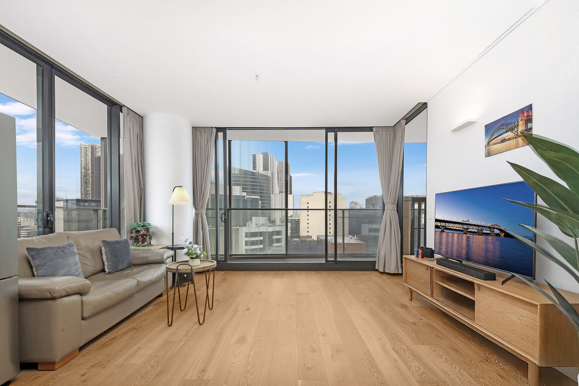 今日堪培拉Parramatta 市中心 东北朝向高层景观 全套家具两房 拎包入住 Parramatta 市中心 东北朝向高层景观 全套家具两房 拎包入住