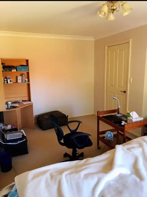 Hurstville 近新两层House 超大房出租300周 近火车站