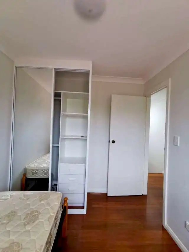 Burwood 静街近街砖house二楼房间招单(第 2 张)