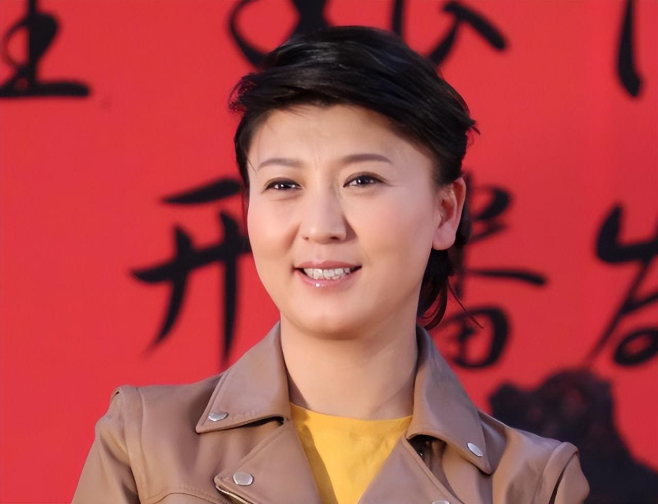 闫学晶“哭穷”风波后致歉