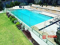  泳池玻璃围栏设计与安装 专业可靠团队 提供优质服务  