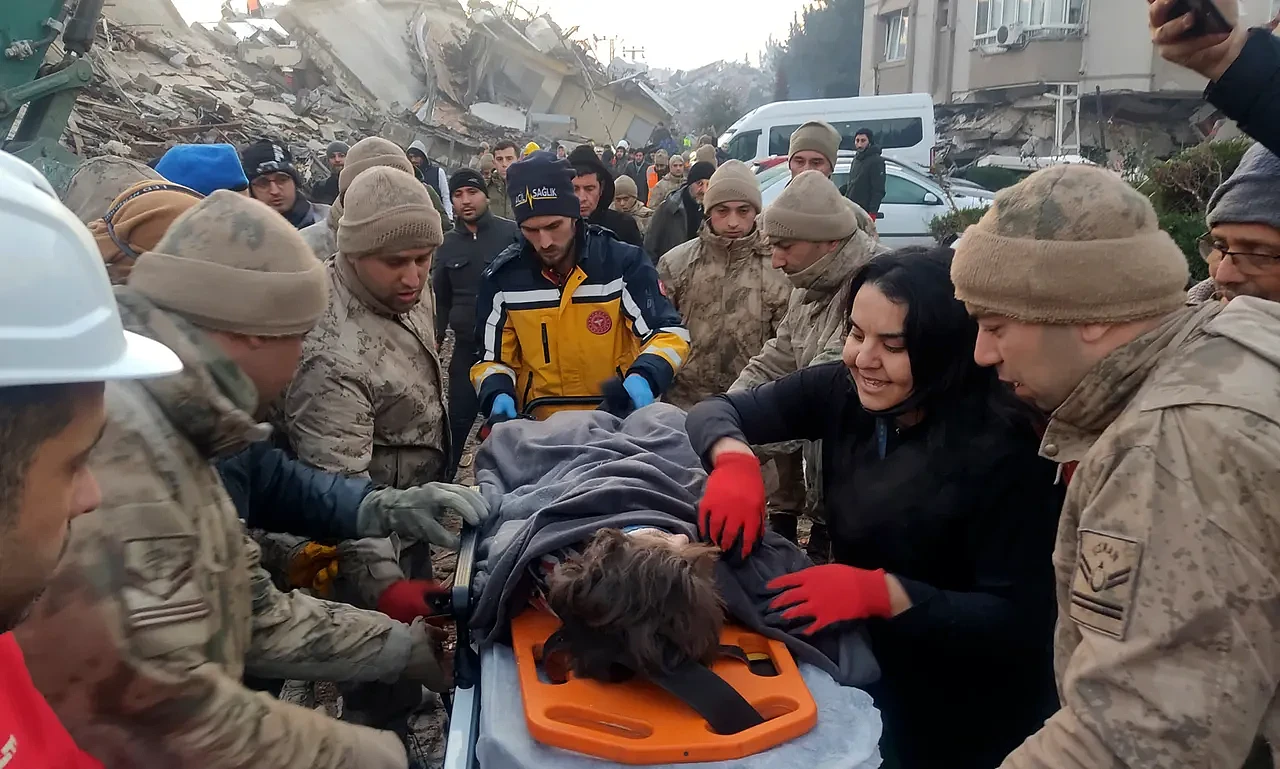 土耳其震后90小时！10岁女童获救，脱困后要求第一件事是“这个”（图） - 1