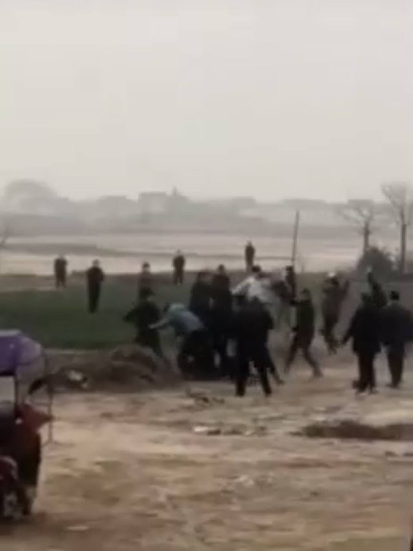 陕西强拆养猪场，6村民遭长棍钢管围殴，官方发通报“辟谣”后删文（视频/组图） - 1