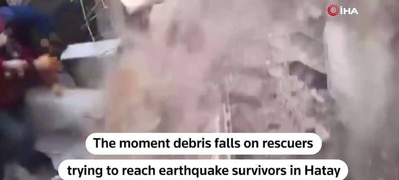挖着挖着瓦砾倾泻而下…搜救队员遭活埋画面曝光（视频/图） - 1