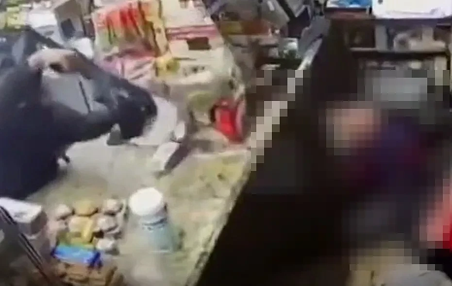 慎入！杂货店老板遭手枪、AR-15步枪连击，自己起身打电话报警（视频/组图） - 4
