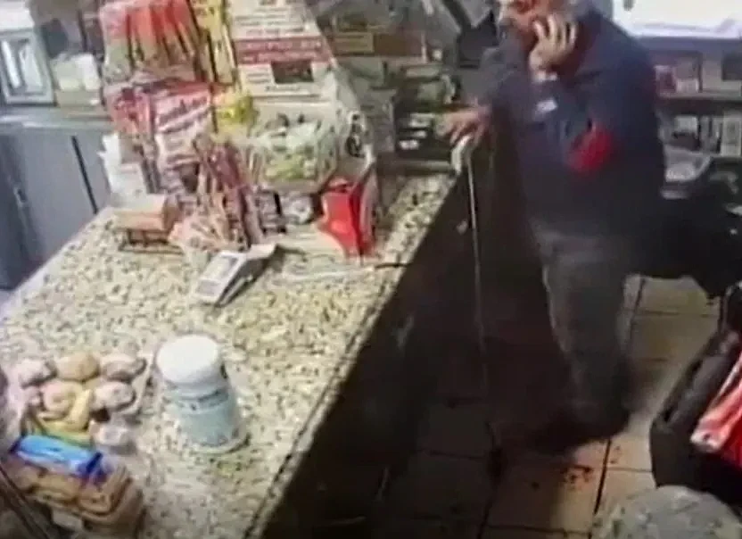 慎入！杂货店老板遭手枪、AR-15步枪连击，自己起身打电话报警（视频/组图） - 5