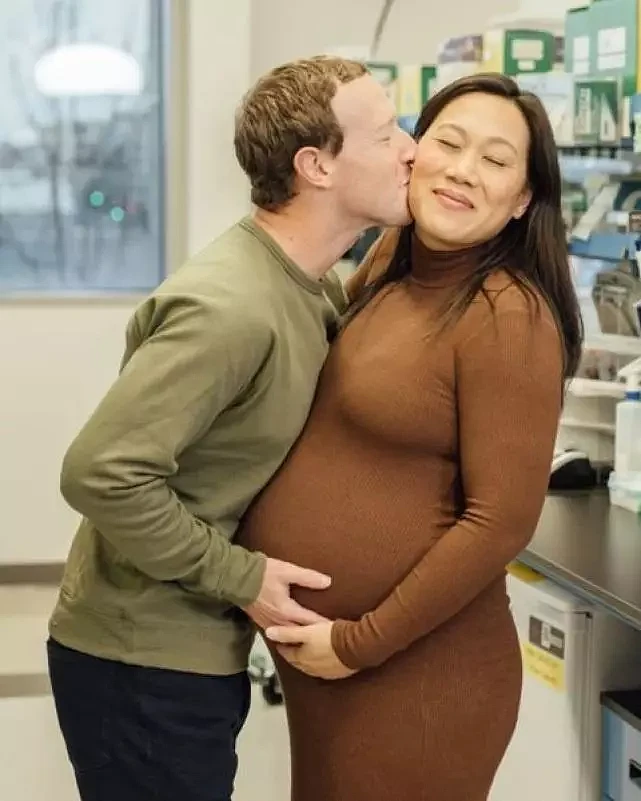 扎克伯格亲吻38岁华裔爱妻，手捧大如箩的孕肚，将迎来第三个女儿（组图） - 1