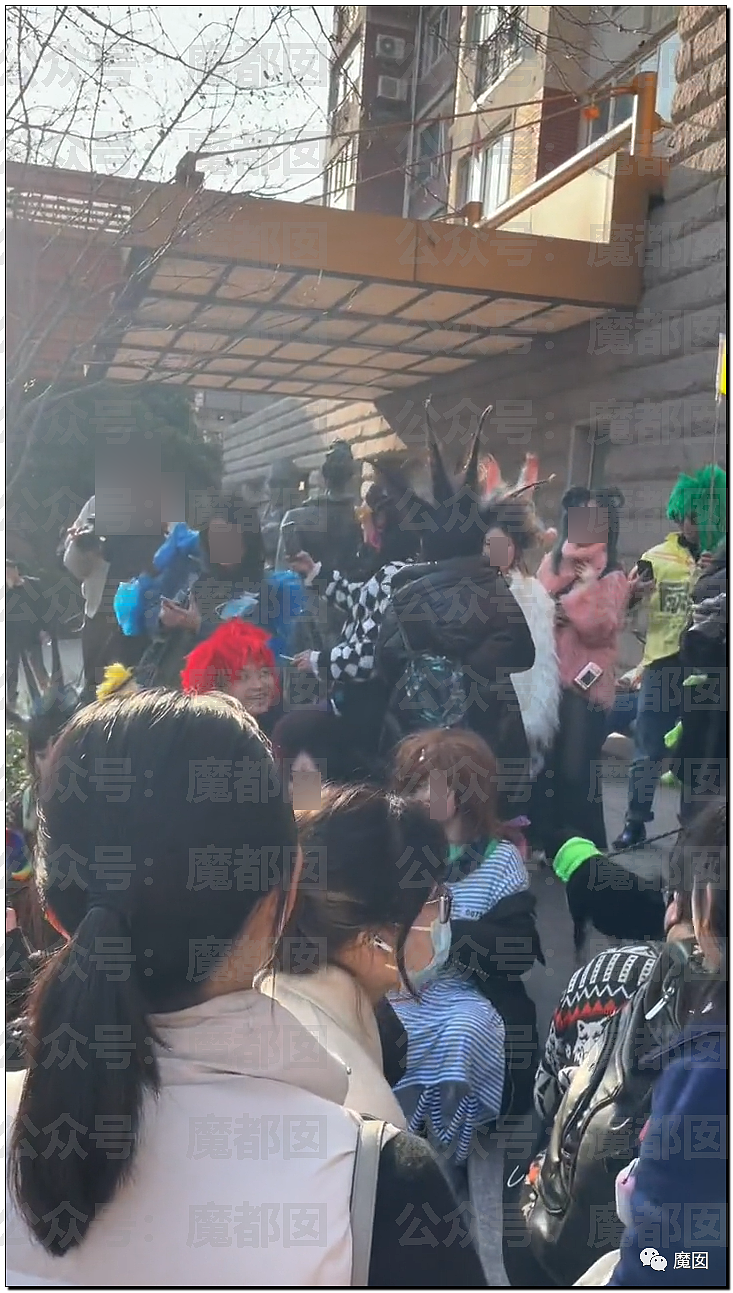 惊讶！上海安福路街头忽然聚集大批五彩缤纷发色的俊男美女（组图） - 25
