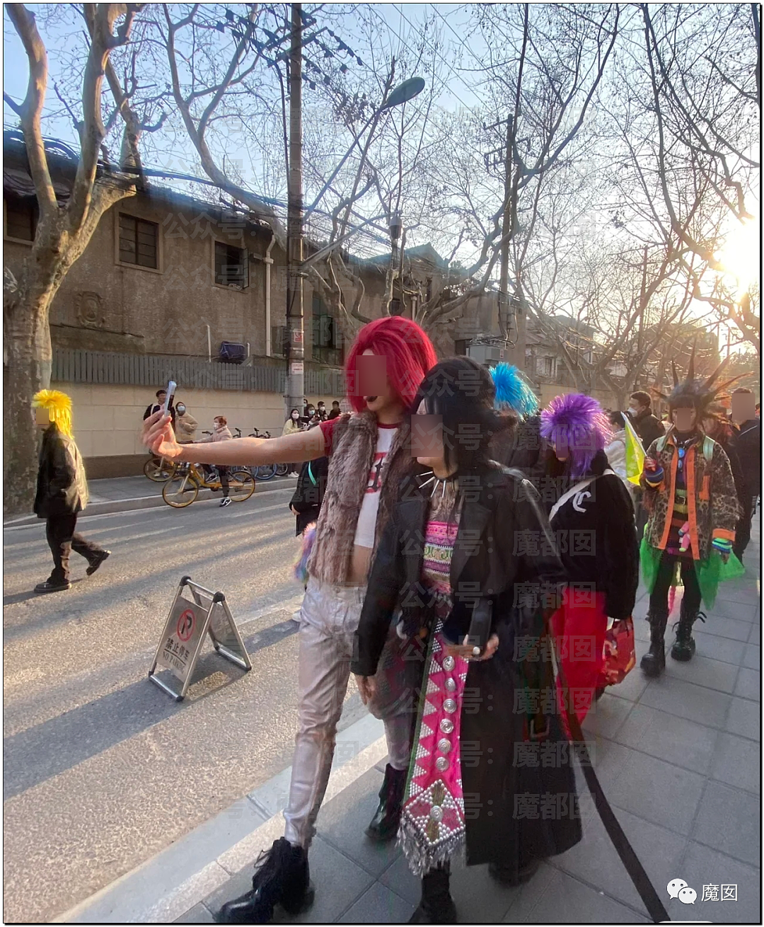 惊讶！上海安福路街头忽然聚集大批五彩缤纷发色的俊男美女（组图） - 13