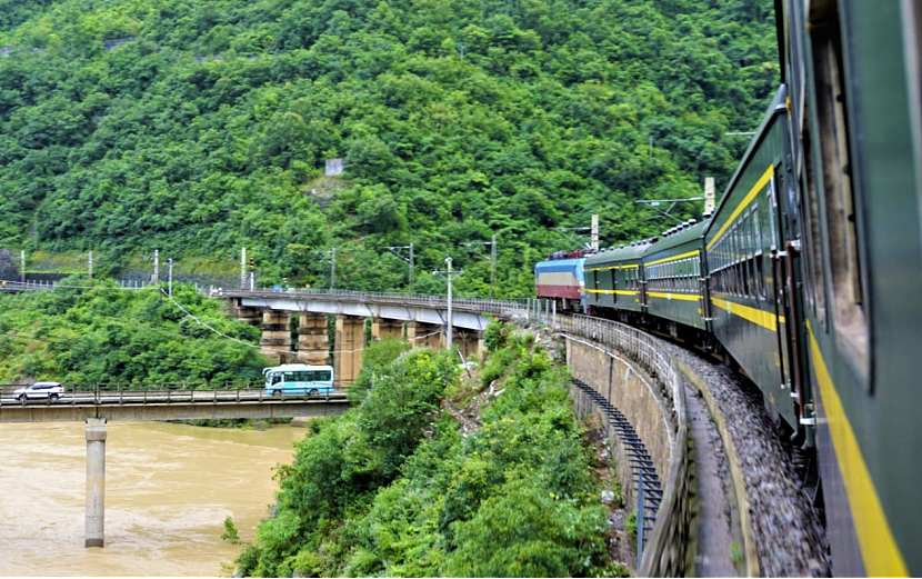 中国最美绿皮火车：能卖菜，能上学，票价最低1元（组图） - 6