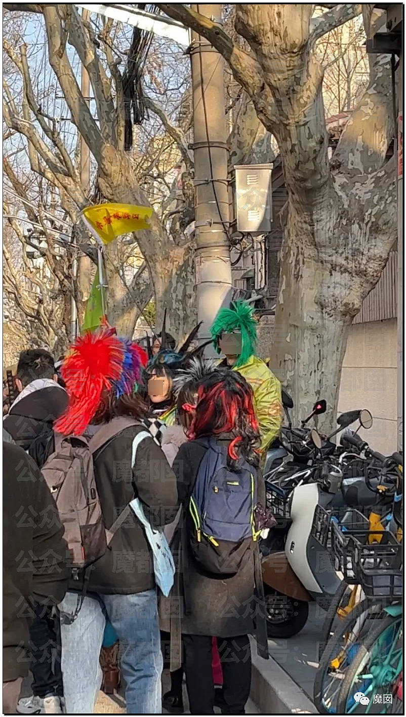 惊讶！上海安福路街头忽然聚集大批五彩缤纷发色的俊男美女（组图） - 2