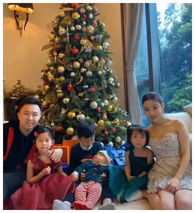 蔡天凤的全家福照片幸福，四个孩子乖巧，现任丈夫温文尔雅，颜值不及前夫（组图） - 5