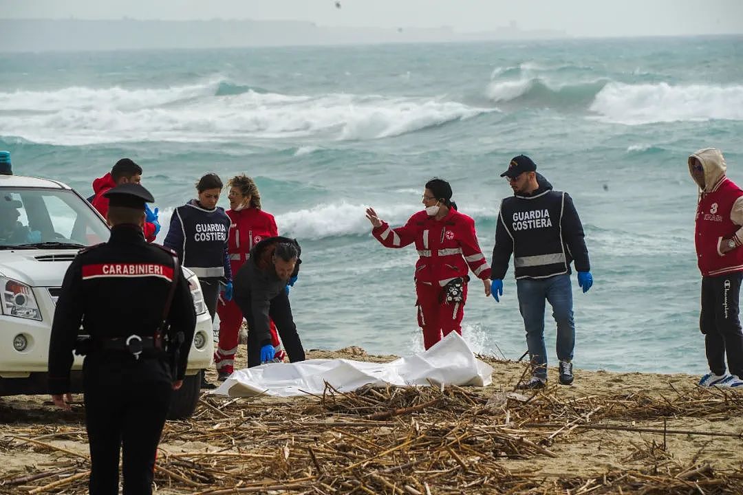 震惊全球！62人遇难，包括13名儿童！目击者：到处漂浮着尸体…（组图） - 1