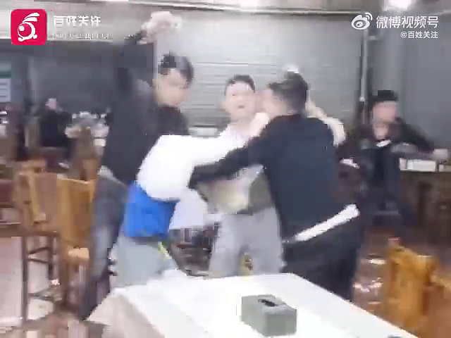 广西南宁烧烤店发生群殴！一男子被多人轮番“爆头”（视频/组图） - 2