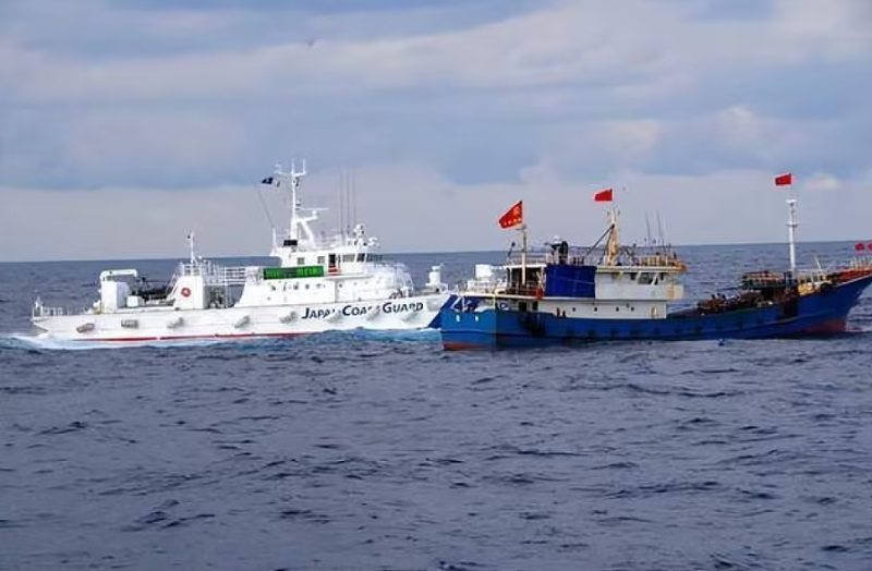 日本出手了！中国渔船闯钓鱼台，遭3海保船逼停船长被带走（组图） - 1