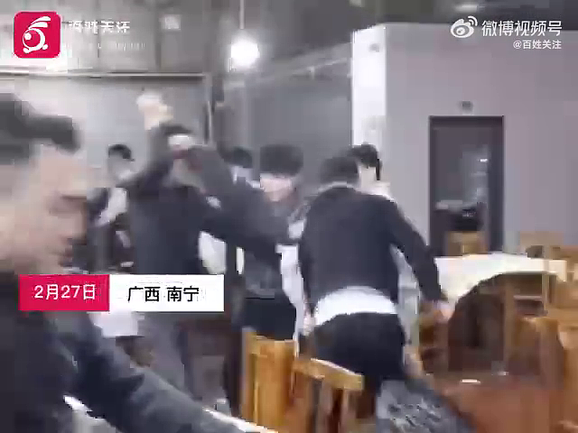 广西南宁烧烤店发生群殴！一男子被多人轮番“爆头”（视频/组图） - 5