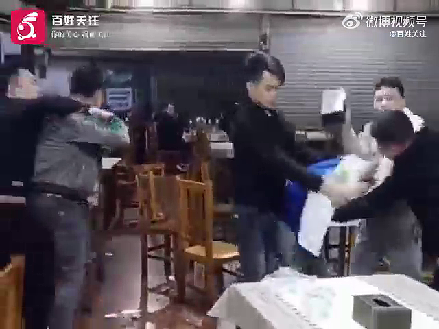 广西南宁烧烤店发生群殴！一男子被多人轮番“爆头”（视频/组图） - 4