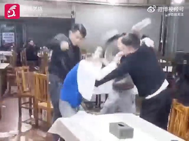 广西南宁烧烤店发生群殴！一男子被多人轮番“爆头”（视频/组图） - 3