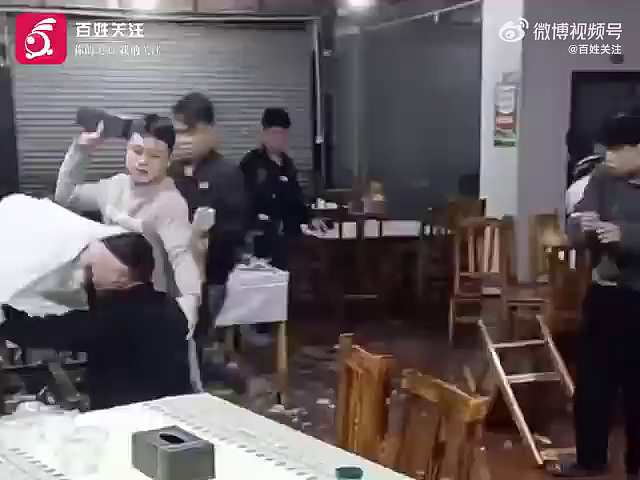 广西南宁烧烤店发生群殴！一男子被多人轮番“爆头”（视频/组图） - 1
