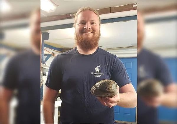美男子海边捡到超大蚌蛎重达1公斤！实验室一验吓坏：已活214年（组图） - 1
