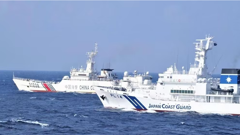 日本出手了！中国渔船闯钓鱼台，遭3海保船逼停船长被带走（组图） - 2