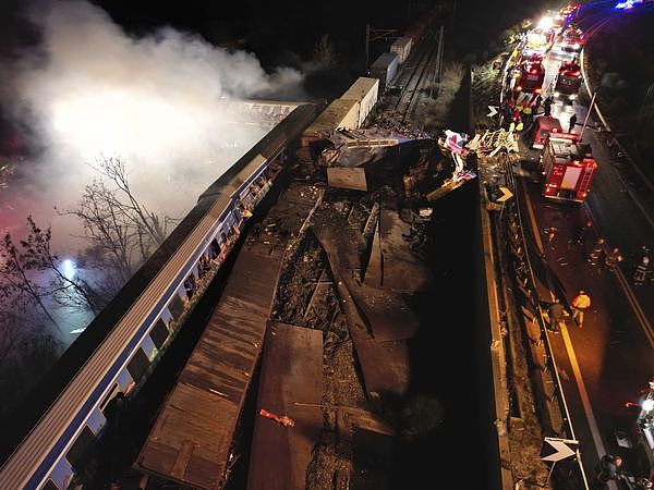 43死85伤！希腊两列火车迎面相撞脱轨爆炸，现场火光冲天，惨叫不断（视频/组图） - 18