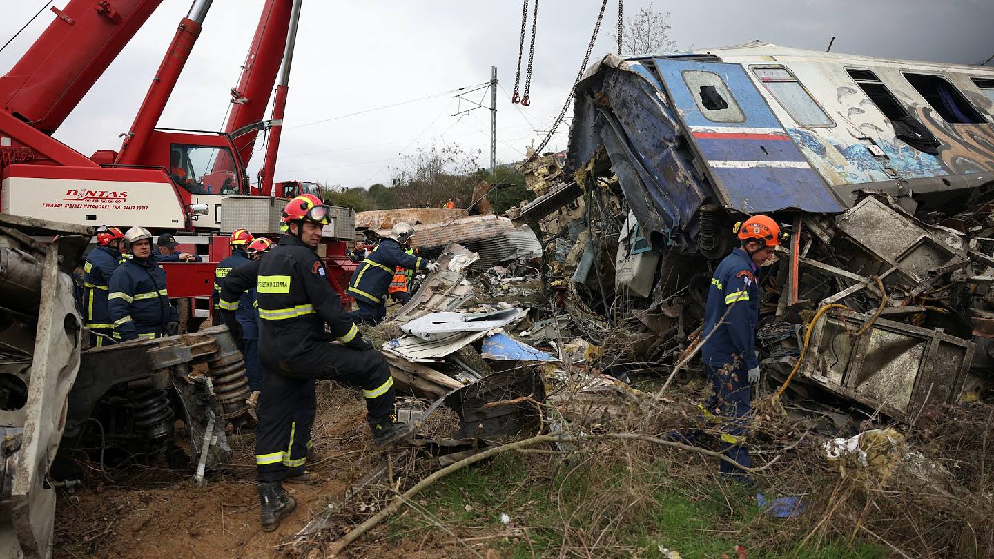 希腊火车相撞增至38死！运输部长辞职，一站长涉过失杀人罪被捕（组图） - 1
