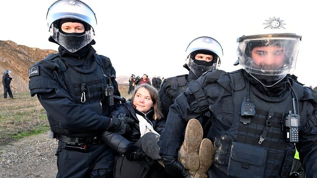 “环保少女”去挪威财政部堵门，被警方抬离现场（视频/组图） - 4